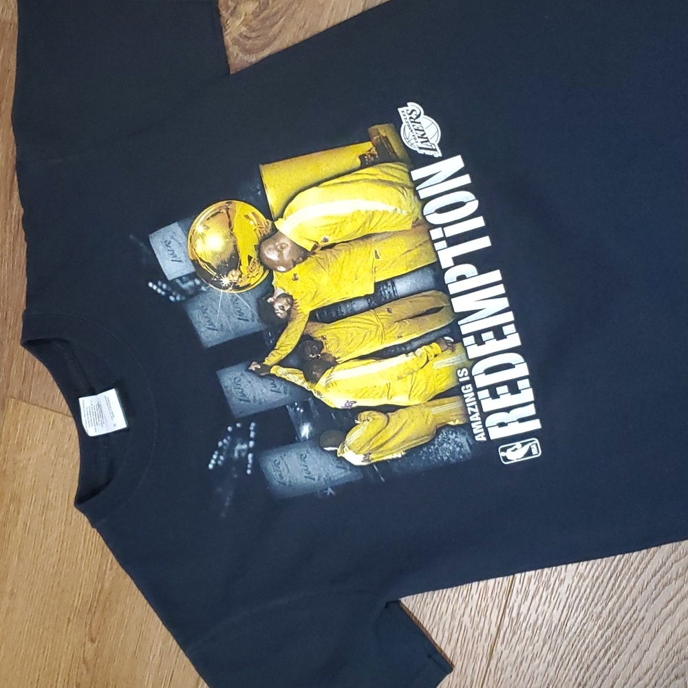 GILDAN LAKERS tshirt.    #4385